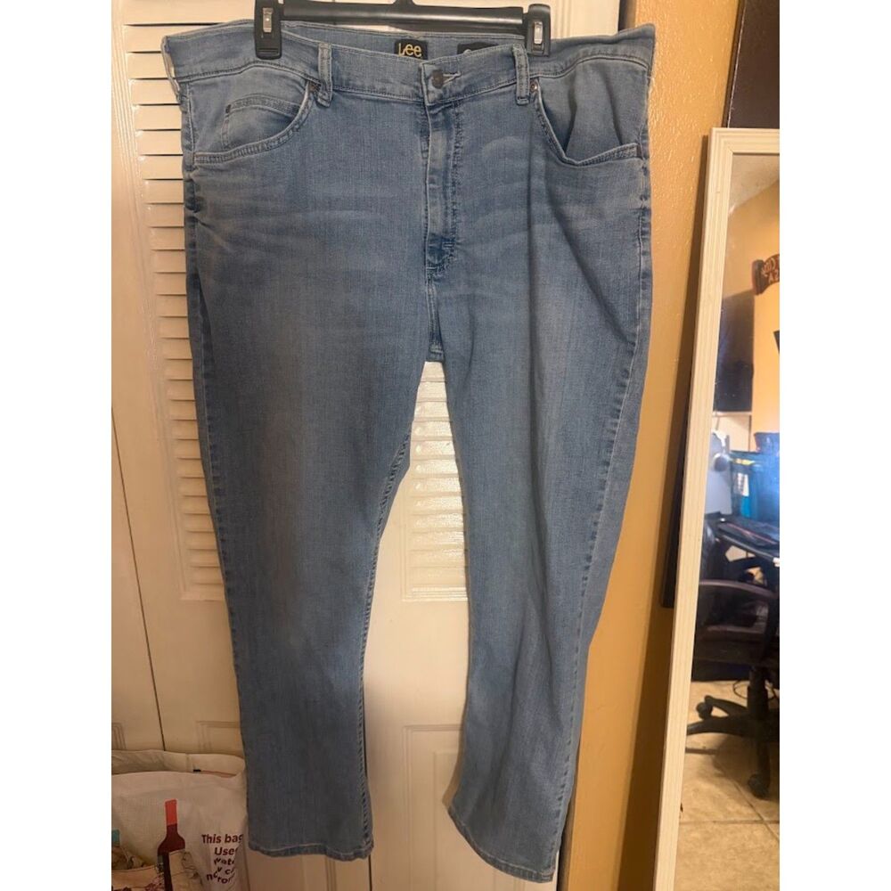 Lee Men's Light Wash Blue Jeans – Size 40x30/ Broken Zipper